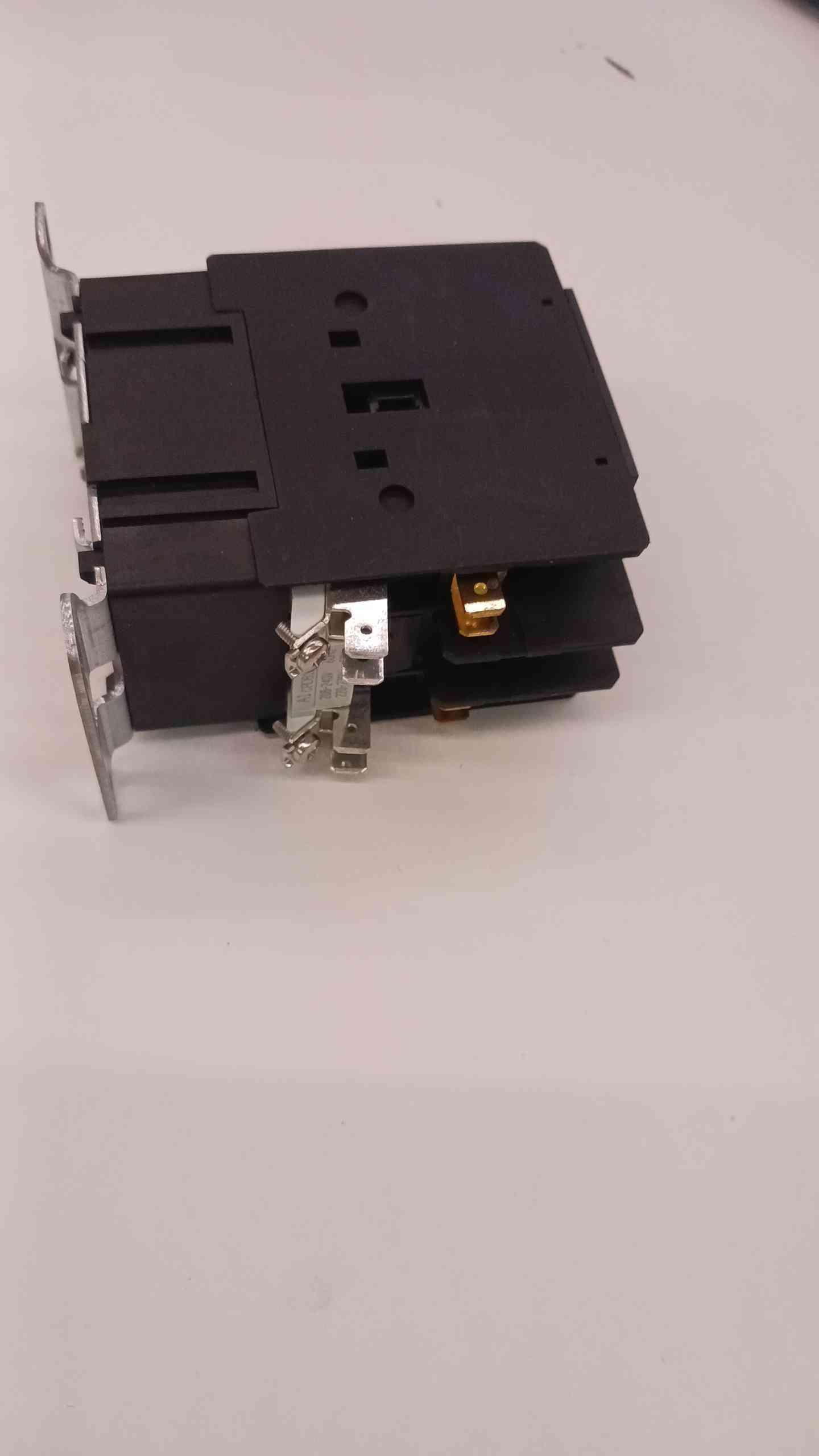 EAST0421-1
Contactor 2 Pole 25AMP 220V