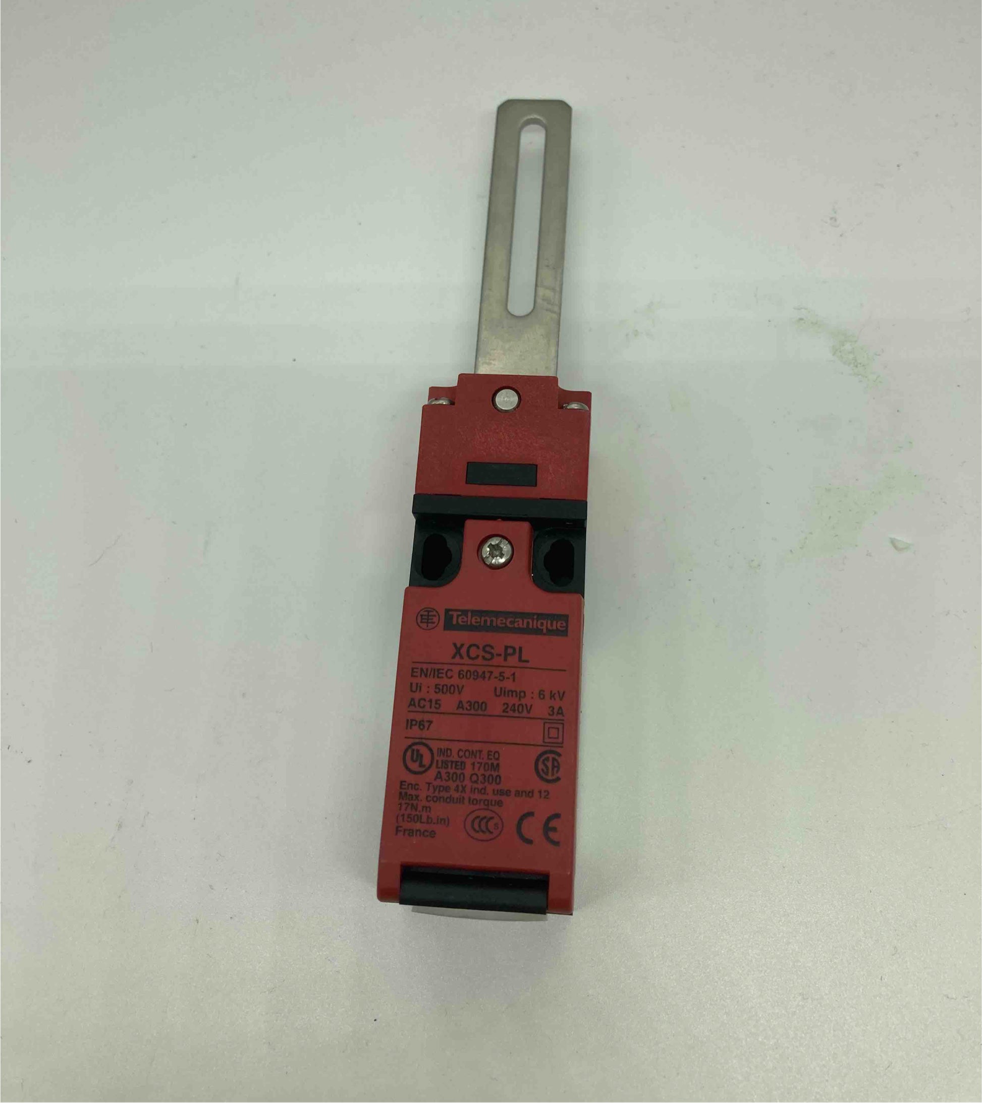 E1663 

Safety Switch c/w Straight Centered Rotary Lever  E1663. Replaces E1556 